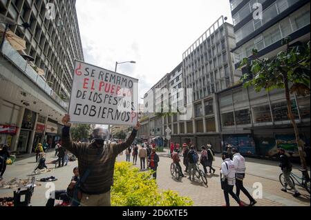 Des membres de plusieurs tribus indigènes manifestent sur la Plaza de Bolivar contre les massacres et le meurtre de dirigeants sociaux, la violence dans leur terrio Banque D'Images