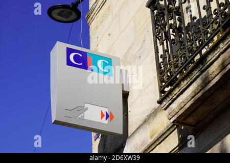 Bordeaux , Aquitaine / France - 16 10 2020 : texte du logo CIC et enseigne atm sur la façade du bureau de l'agence bancaire française Banque D'Images