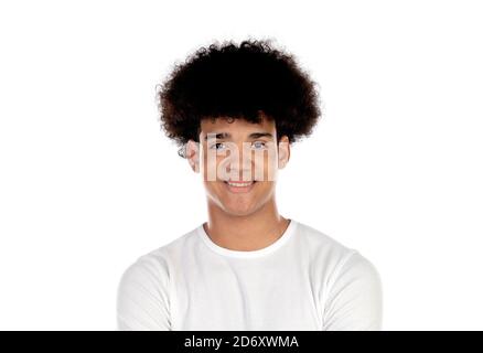 Jeune homme africain avec de longs cheveux afro isolés sur un arrière-plan blanc Banque D'Images