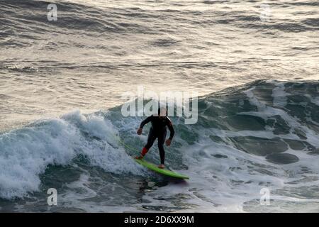 Surfeur à Porthleven, Cornouailles Angleterre Royaume-Uni Banque D'Images