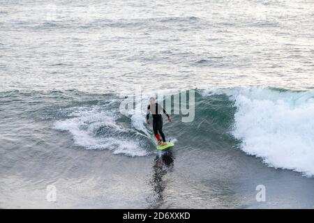 Surfeur à Porthleven, Cornouailles Angleterre Royaume-Uni Banque D'Images