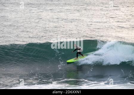 Surfeur à Porthleven, Cornouailles Angleterre Royaume-Uni Banque D'Images