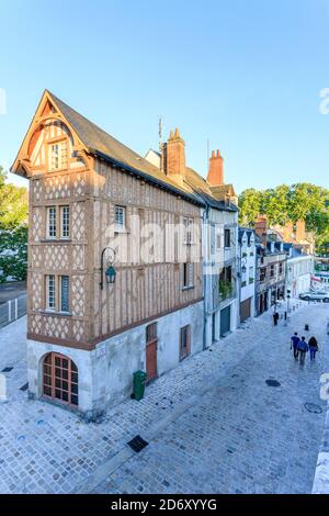 France, Loiret, Vallée de la Loire classée au patrimoine mondial de l'UNESCO, Orléans, maison à colombages dans la rue de la Poterne // France, Loiret (45), Val de Banque D'Images