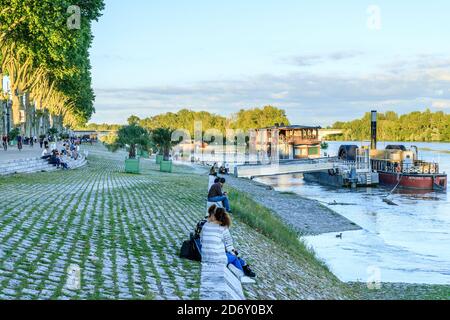 France, Loiret, Vallée de la Loire classée au patrimoine mondial par l'UNESCO, Orléans, quai du Châtelet dans la soirée et la Loire // France, Loiret (45), Banque D'Images