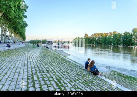 France, Loiret, Vallée de la Loire classée au patrimoine mondial par l'UNESCO, Orléans, quai du Châtelet dans la soirée et la Loire // France, Loiret (45), Banque D'Images