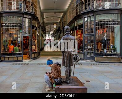 Burlington Arcade, avec la statue de beau Brummell, entre Jermyn St et Piccadilly, vendant des produits de luxe Banque D'Images