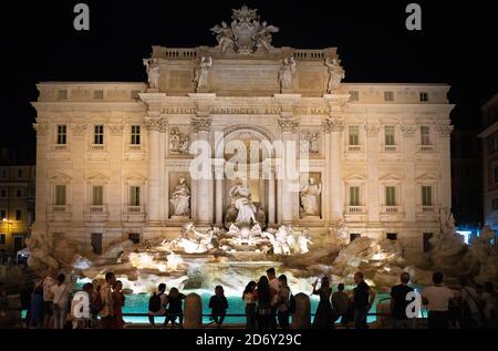 Vue nocturne sur la fontaine de Trevi à Rome. D'une série de photos de voyage en Italie. Date de la photo : mardi 22 septembre 2020. Photo: Roger Garfield/al Banque D'Images