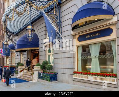 Arlington St entrée de l'hôtel Ritz à Piccadilly, Londres; un hôtel 5 étoiles, ouvert par Cesar Ritz en mai 1906; conçu par Charles Mewes. Banque D'Images