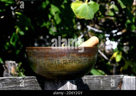 Bol de chant tibétain. Dans un environnement naturel Banque D'Images