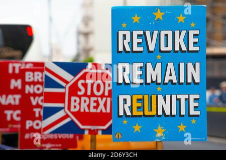 Affiche de campagne anti-Brexit utilisée par des manifestants devant le Parlement de Londres pour protester contre le retrait du Royaume-Uni de l'Union européenne. Banque D'Images