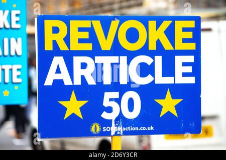 Affiche de campagne anti-Brexit utilisée par des manifestants devant le Parlement de Londres pour protester contre le retrait du Royaume-Uni de l'Union européenne. Banque D'Images