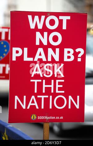 Affiche de campagne anti-Brexit utilisée par des manifestants devant le Parlement de Londres pour protester contre le retrait du Royaume-Uni de l'Union européenne. Banque D'Images