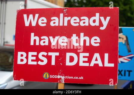 Affiche de campagne anti-Brexit utilisée par des manifestants devant le Parlement de Londres pour protester contre le retrait du Royaume-Uni de l'Union européenne. Banque D'Images