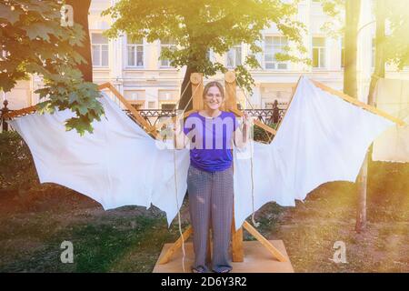 Ailes de Léonard de Vinci, l'idée de l'inventeur italien. Une jeune femme avec le mécanisme des ailes de tissu. Banque D'Images