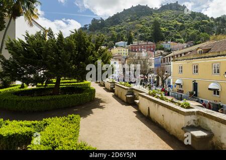 Palacio Nacional de Sintra, le palais national de Sintra, près de Lisbonne, qui fait partie du patrimoine mondial de l'UNESCO. Vue sur la ville de Sintra depuis la garde Banque D'Images