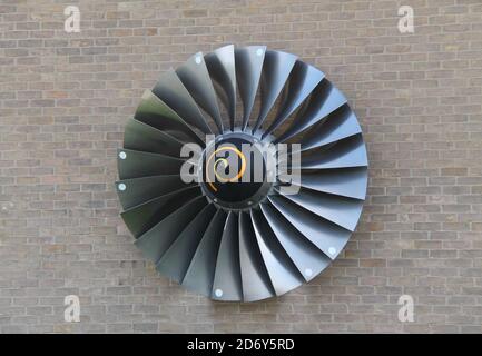 Les lames d'un moteur Jet Engine s'affichent sur un mur de briques. Banque D'Images