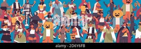 mélangez les gens de course dans différents costumes célébrant la fête d'halloween heureuse concept mignon hommes femmes debout ensemble portrait horizontal vecteur illustration Illustration de Vecteur