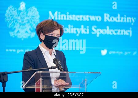 Varsovie, Mazovie, Pologne. 20 octobre 2020. Conférence de presse MARLENA MALAG, Ministre de la famille et de la politique sociale et Docteur MICHAL SUTKOWSKI .dans la photo: MARLENA MALAG crédit: Hubert Mathis/ZUMA Wire/Alay Live News Banque D'Images