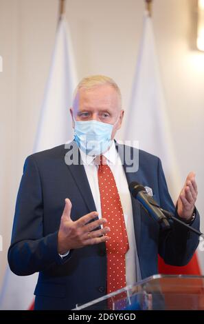 Varsovie, Mazovie, Pologne. 20 octobre 2020. Conférence de presse MARLENA MALAG, Ministre de la famille et de la politique sociale et Docteur MICHAL SUTKOWSKI. Dans la photo: MICHAL SUTKOWSKI crédit: Hubert Mathis/ZUMA Wire/Alay Live News Banque D'Images