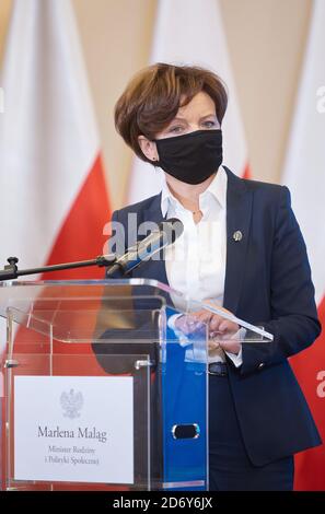 Varsovie, Mazovie, Pologne. 20 octobre 2020. Conférence de presse MARLENA MALAG, Ministre de la famille et de la politique sociale et Docteur MICHAL SUTKOWSKI .dans la photo: MARLENA MALAG crédit: Hubert Mathis/ZUMA Wire/Alay Live News Banque D'Images