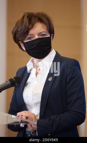 Varsovie, Mazovie, Pologne. 20 octobre 2020. Conférence de presse MARLENA MALAG, Ministre de la famille et de la politique sociale et Docteur MICHAL SUTKOWSKI .dans la photo: MARLENA MALAG crédit: Hubert Mathis/ZUMA Wire/Alay Live News Banque D'Images