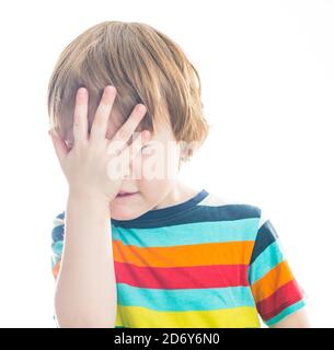 portrait de petit garçon en chemise rayée colorée isolée sur blanc arrière-plan Banque D'Images