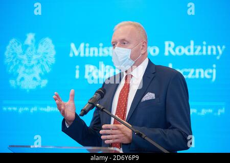 Varsovie, Mazovie, Pologne. 20 octobre 2020. Conférence de presse MARLENA MALAG, Ministre de la famille et de la politique sociale et Docteur MICHAL SUTKOWSKI. Dans la photo: MICHAL SUTKOWSKI crédit: Hubert Mathis/ZUMA Wire/Alay Live News Banque D'Images