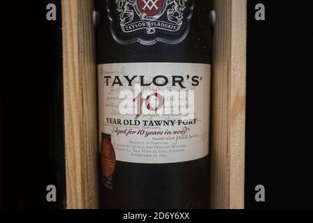 Bouteille de Taylor's Port. Taylor’s est un producteur respecté de bois vieux ports et possède l’une des plus grandes réserves de vins rares de cask Banque D'Images