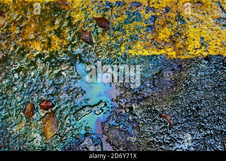 lubrifier l'huile moteur sur le plancher d'asphalte Banque D'Images