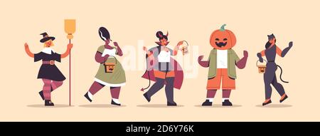 mettez les gens de course de mélange dans différents costumes debout ensemble heureux halloween party celebration concept plat pleine longueur horizontale illustration vectorielle Illustration de Vecteur