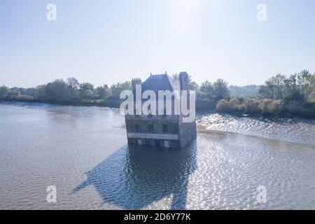 France, Loire Atlantique, estuaire de la Loire, Coueron, la Maison dans la Loire par l'artiste français Jean-Luc Courcoult installé dans le cadre de l'édition 2007 o Banque D'Images