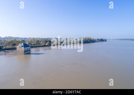 France, Loire Atlantique, estuaire de la Loire, Coueron, la Maison dans la Loire par l'artiste français Jean-Luc Courcoult installé dans le cadre de l'édition 2007 o Banque D'Images