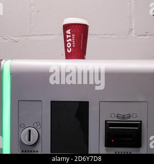 Londres Royaume-Uni octobre 19, UNE seule tasse de café Takeaway Costa est restée sur UN parking public Payment Station sans personne Banque D'Images