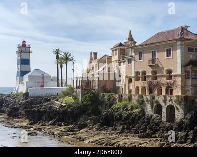 Ville de Cascais, un célèbre spa et station balnéaire sur la côte de l'océan atlantique, au nord de Lisbonne. Le phare Farol Museo de Santa Marta et Casa de sa Banque D'Images