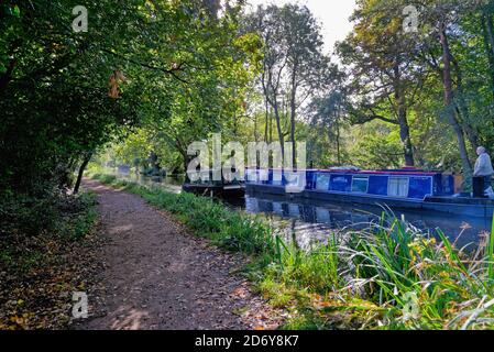 Deux bateaux étroits se passant l'un l'autre sur le canal de navigation de la rivière Wey lors d'une journée automnale ensoleillée, Byfleet Surrey, Angleterre, Royaume-Uni Banque D'Images