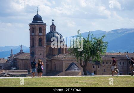 certains touristes sur la partie la plus haute de la ville apprécient Les beautés architecturales d'Urbino Banque D'Images