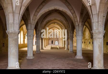 Le dortoir. Le monastère d'Alcobaca, Mosteiro de Santa Maria de Alcobaca, classé au patrimoine mondial de l'UNESCO. Europe, Europe du Sud, Portugal Banque D'Images