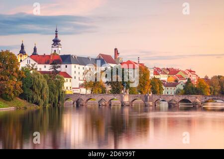 Pisek, République tchèque. Image de paysage urbain de Pisek avec le célèbre pont de pierre au beau coucher du soleil d'automne. Banque D'Images