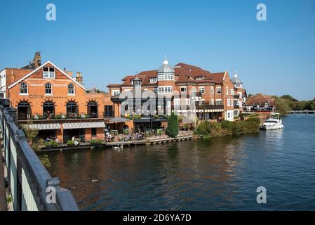 Eton, Buckinghamshire, Angleterre, Royaume-Uni. 2020. Vue d'ensemble de la Tamise à Eton vue du pont Windsor-Eton, côté Berkshire de ce famou Banque D'Images