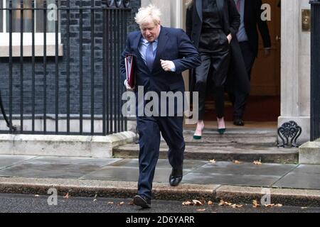 Le Premier ministre Boris Johnson se défait du numéro 10 Downing Street le 20 octobre 2020 en route pour la réunion hebdomadaire du Cabinet. Banque D'Images