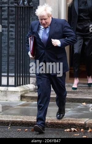 Le Premier ministre Boris Johnson se défait du numéro 10 Downing Street le 20 octobre 2020 en route pour la réunion hebdomadaire du Cabinet. Banque D'Images