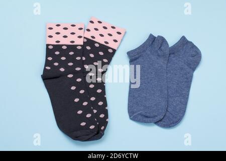 Deux paires de chaussettes femmes sur fond bleu, vue d'en haut. Banque D'Images