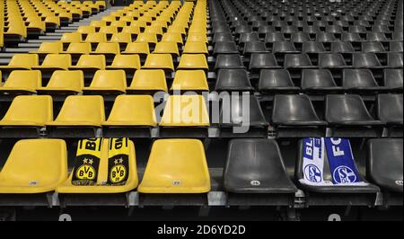 Dortmund, Allemagne. 2020 mai 08.05.2020. Firo: 2019/2020, football, 1ère Bundesliga, saison 04, BVB, Borussia Dortmund, SIGNAL IDUNA PARK stade, avant DERBY, Revierderby BVB - Schalke 19, redémarrage de la Bundesliga après interruption par CORONA, COVID- , foulards des deux clubs BVB et Schalke sur les sièges, à distance, avec des sièges, sièges vides, Plage vide, jeu fantôme, pas de spectateurs, | utilisation dans le monde crédit : dpa/Alay Live News Banque D'Images