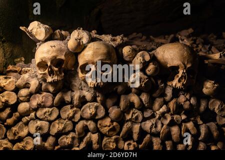 Pile de crânes et d'os dans les catacombes de Paris, France Banque D'Images