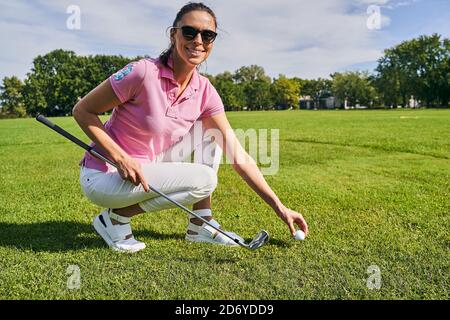 Femme sportive et sportive dans des lunettes de soleil regardant devant Banque D'Images