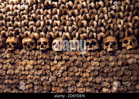 Pile de crânes et d'os dans les catacombes de Paris, France Banque D'Images