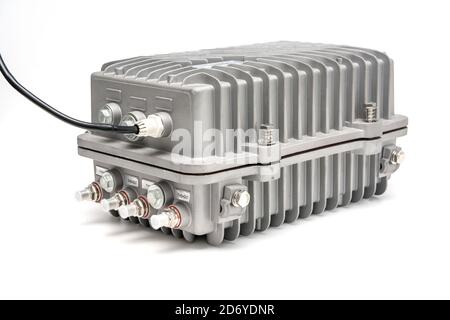 Système CATV suspendu sur des câbles à fibre optique noirs pour amplifier Signaux TV installés avec des câbles coaxiaux Banque D'Images