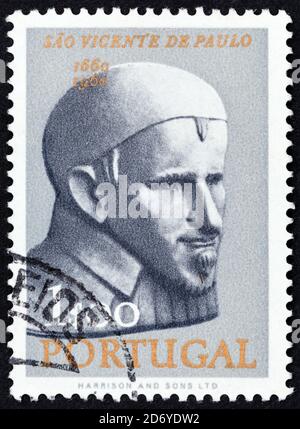 PORTUGAL - VERS 1963 : un timbre imprimé au Portugal émis pour le 300e anniversaire de la mort de Saint Vincent de Paul montre Saint Vincent de Paul, vers 1963. Banque D'Images