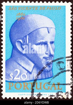 PORTUGAL - VERS 1963 : un timbre imprimé au Portugal émis pour le 300e anniversaire de la mort de Saint Vincent de Paul montre Saint Vincent de Paul. Banque D'Images