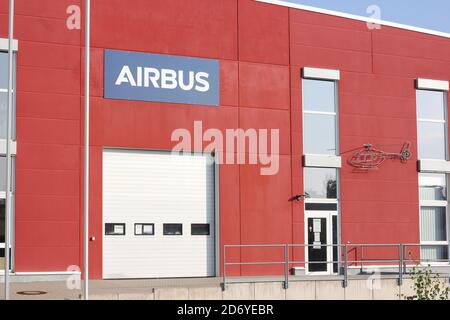 Entrée avant d'Airbus avec logo airbus , Kassel. Pièces de réparation et réparations des hélicoptères Airbus Banque D'Images